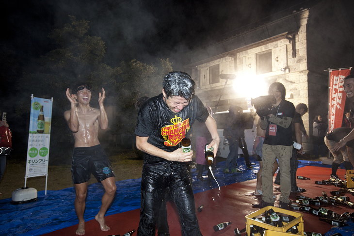 祝勝会で選手達とともにビールかけ