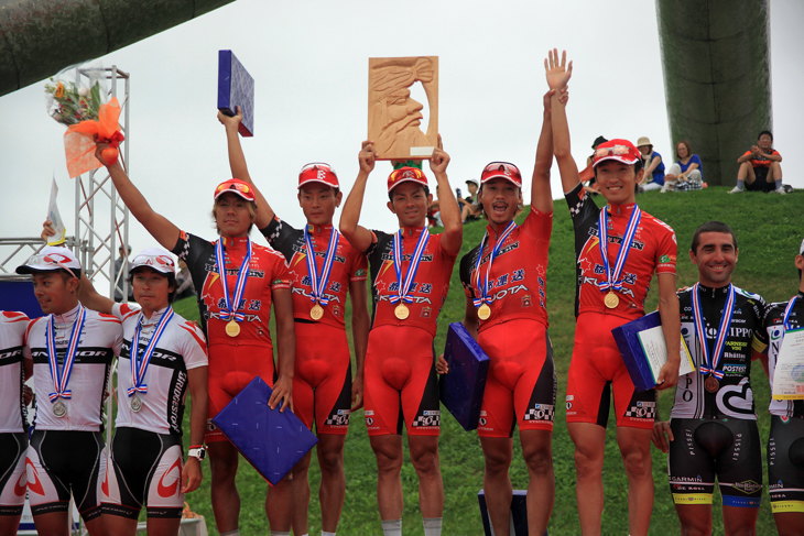 ツール・ド・北海道2012でチーム総合1位を獲得した宇都宮ブリッツェン