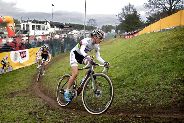 エリート女子　レース前半に先頭を走るマリアンヌ・フォス（オランダ、ラボウィメンサイクリング）