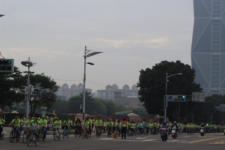 「萬人騎単車祭」の集団に遭遇。いつまでたっても途切れない自転車、自転車、自転車…