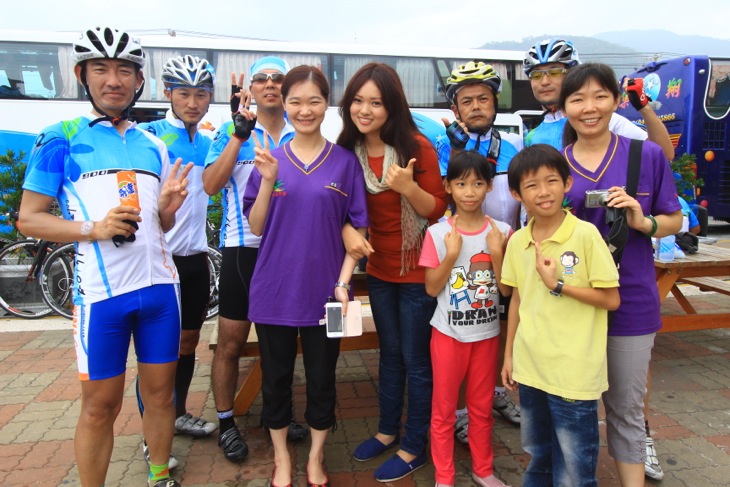 台湾人の観光客に記念写真をせがまれた。サイクリストはちょっとしたヒーローだ