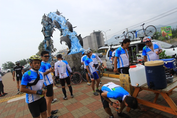 海沿いのドライブインで補給の休憩