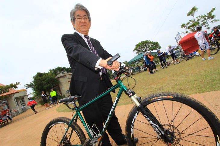 「自転車に乗ります」宣言をした糸満市長の上原裕常氏
