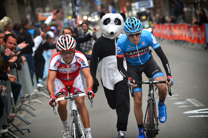 2013年　勝利に向かって走るダニエル・マーティン（アイルランド、ガーミン・シャープ）と、追走するパンダ