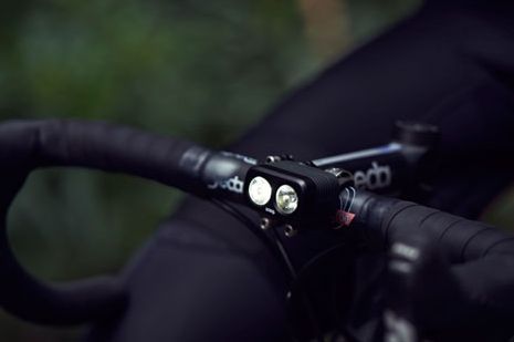 他のアクセサリーと干渉しにくいコンパクトなボディー(写真のカラーはブラック)