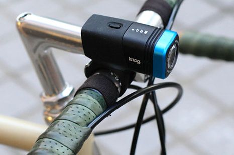 様々なバイクにフィットするコンパクトなボディ(写真のカラーはブルー)