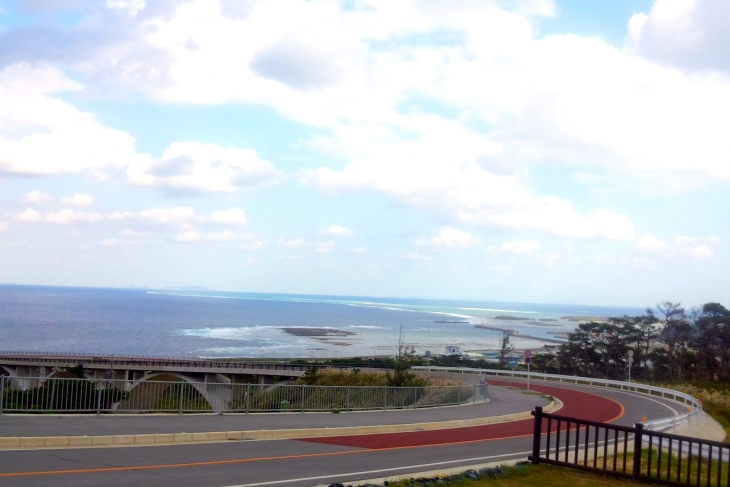 新しくできた「つむぎ橋」と「ティーダ橋」からは海とはての浜が見渡せる