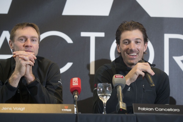 ドバイでシーズンインを迎えるファビアン・カンチェラーラ(右、スイス、トレックファクトリーレーシング)