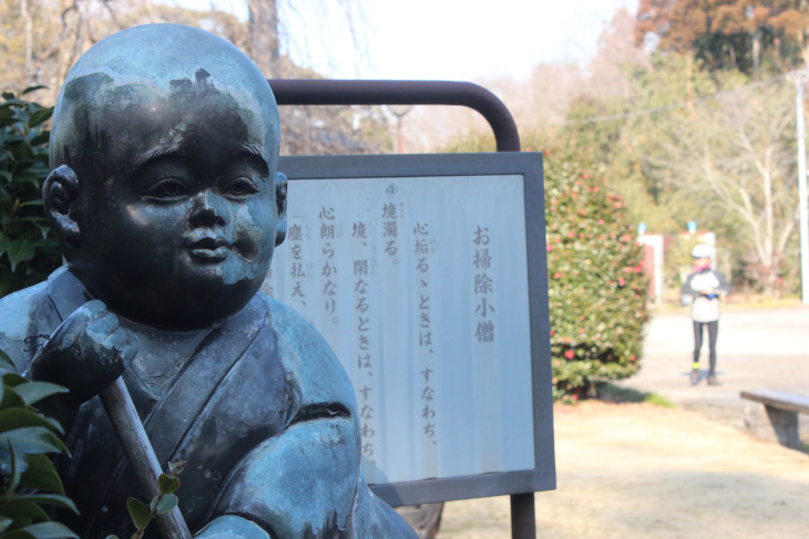 医光寺名物のお掃除小僧の像