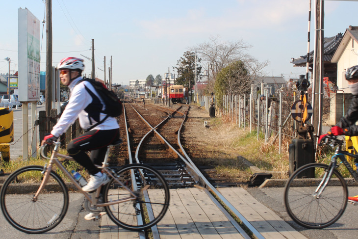ローカル風情あふれる小湊鉄道の踏切を渡る