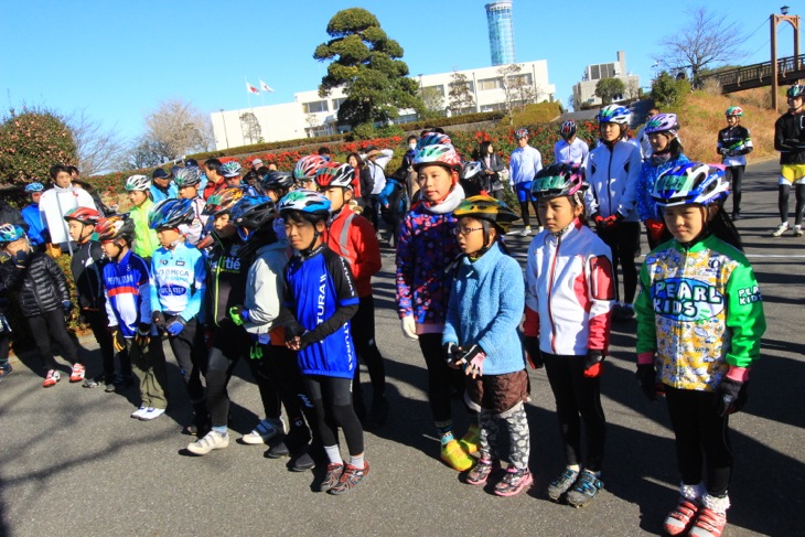 朝早くからスクールに集まった子どもたち。すでに顔見知りの友達が多かった様子です