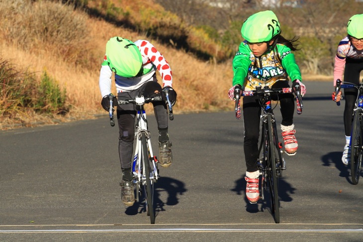 ゴールライン前でバイクを投げ合って争う大人顔負けのスプリント争いも