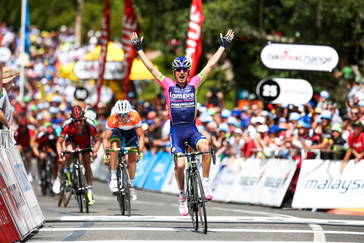 登りスプリントで勝利したディエゴ・ウリッシ(イタリア、ランプレ・メリダ)