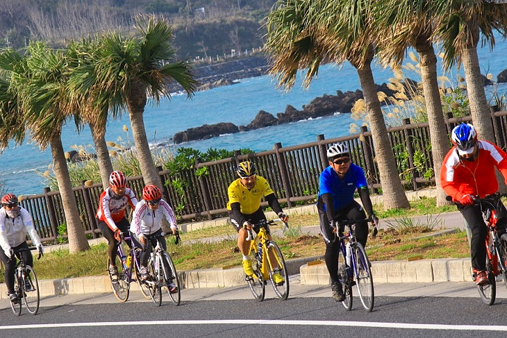 国定公園に指定される海岸線を颯爽と走り抜ける。これぞリゾートライドの景観が広がる。