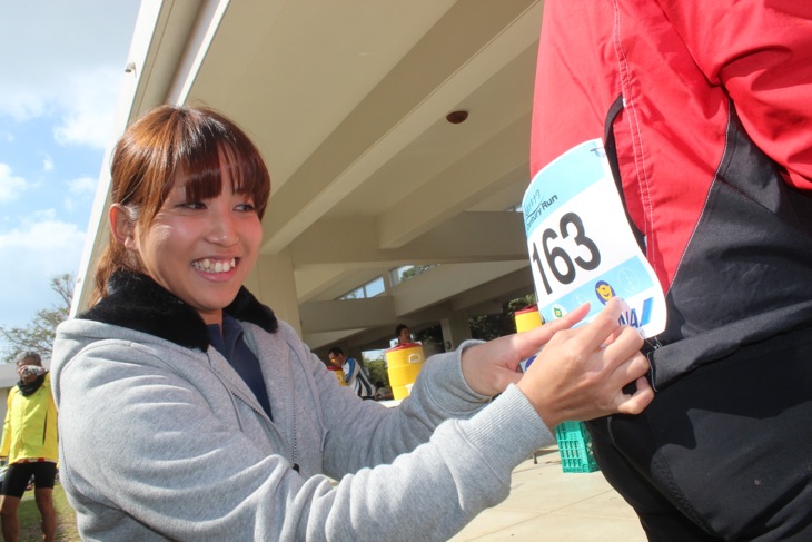 ゼッケンには160kmコースで巡る5市町村のロゴがプリントされたシールを貼る欄が設けられている