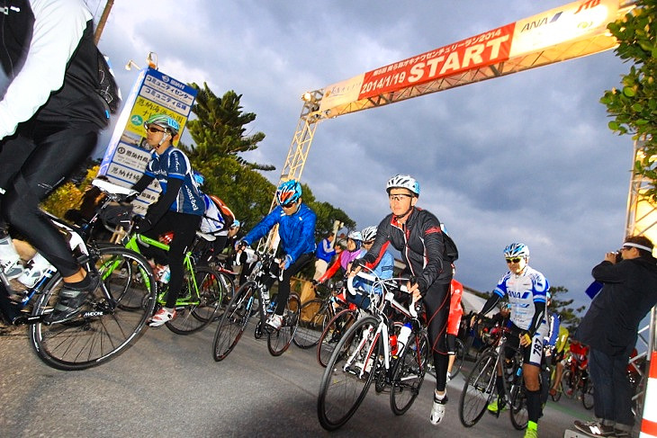 午前7時。160kmコースのスタートが始まる。