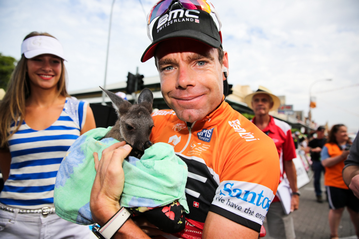 カンガルーの赤ちゃんを抱くカデル・エヴァンス（オーストラリア、BMCレーシングチーム）