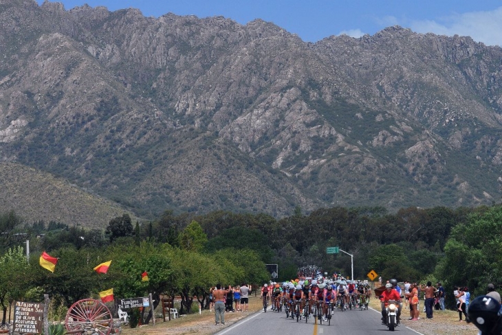 荒涼とした山岳地帯を背にレースを進めるメイン集団