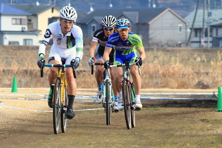レース中盤までは山川、辻、澤木(前から順)の3人がレースを進めた
