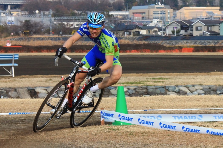 最終周回、辻善光(湘南ベルマーレ Team ZENKO)がコーナーを攻める