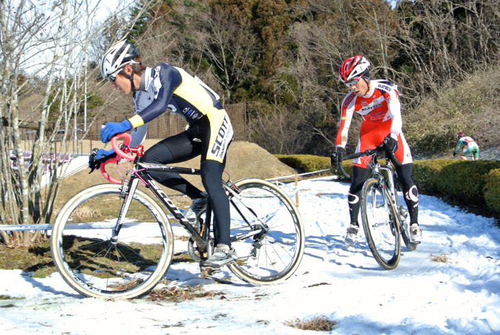 前田公平(前、TEAM SCOTT)と小坂光(後、宇都宮ブリッツエンシクロクロス)の先頭争い