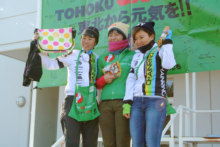 東北シクロクロス2013女子のシリーズチャンピオンは林口 幸恵(中央、B.C.KOZO)