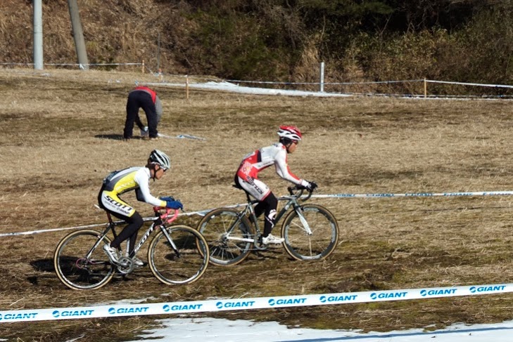 トップ争いを繰り広げる小坂光(前、宇都宮ブリッツエンシクロクロス)と前田公平(後、TEAM SCOTT)