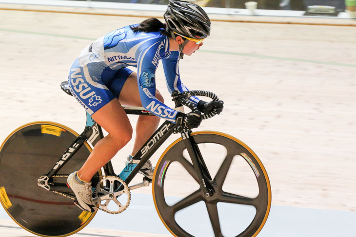 女子オムニアムのスクラッチで集団をラップして1位の斉藤望（日本体育大）