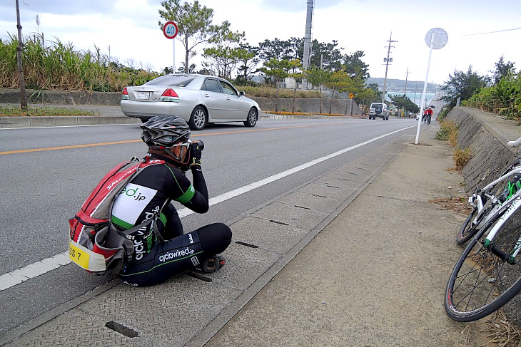 撮影ポイントにじっくりと腰を据え撮影を続ける編集長。