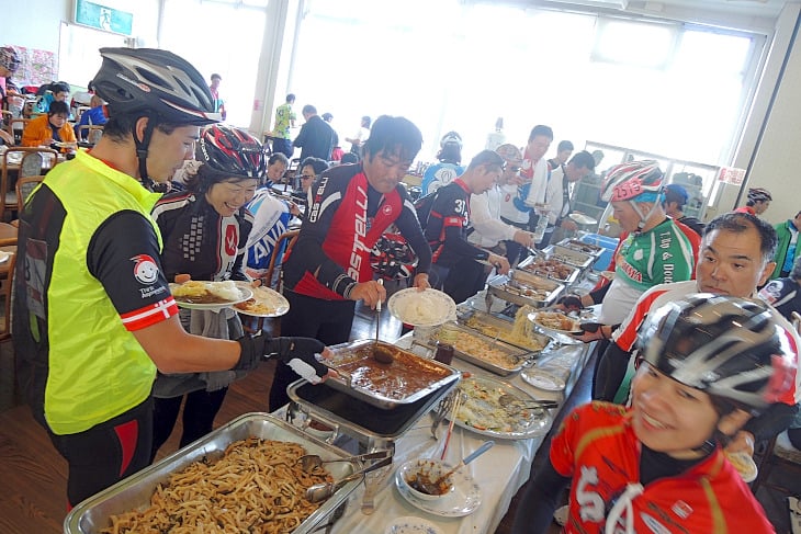 昼食はビュフェスタイル。沖縄料理を食べ放題だ。