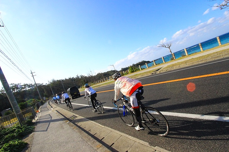 美しい海岸線を追い風に乗って南下して行く。最後まで沖縄は気持ちイイ！