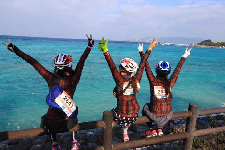 エメラルドブルーの海に思わずバンザイ!
