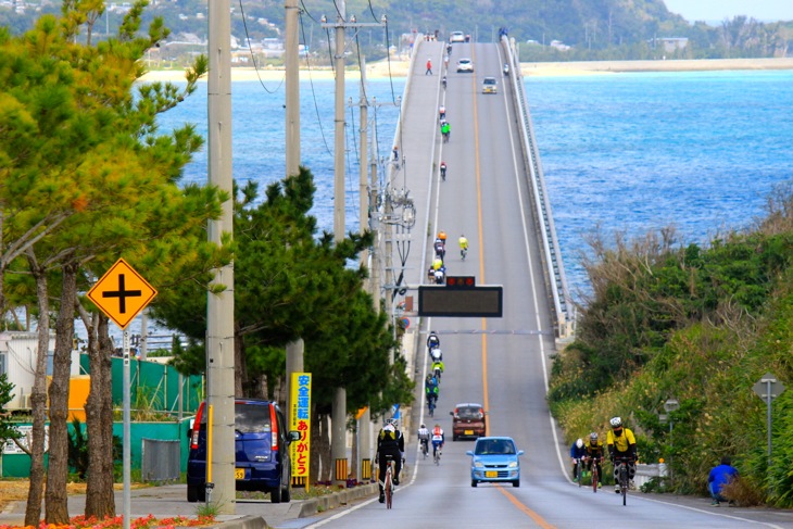 海に向かって一直線に伸びる古宇利大橋