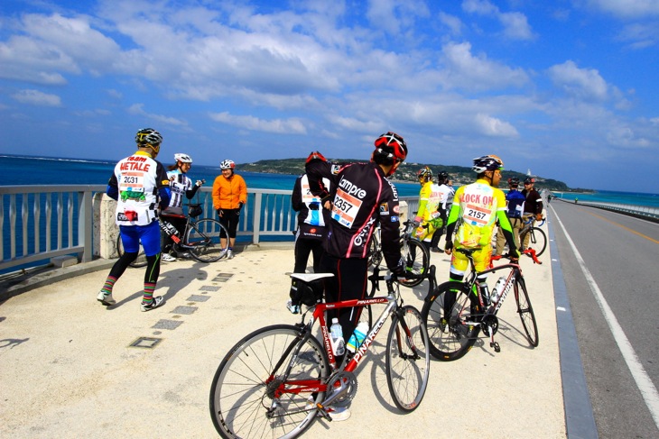 古宇利大橋の上で記念撮影タイム。天気が良いと素晴らしい青さ！