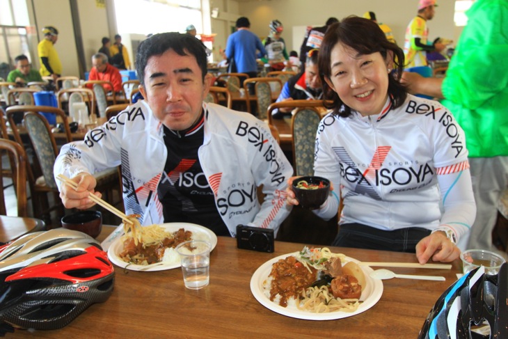 夫婦揃って昼食タイム。食べ過ぎると後が大変ですよ〜