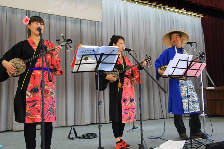 昼食会場では沖縄民謡のライブが流れる
