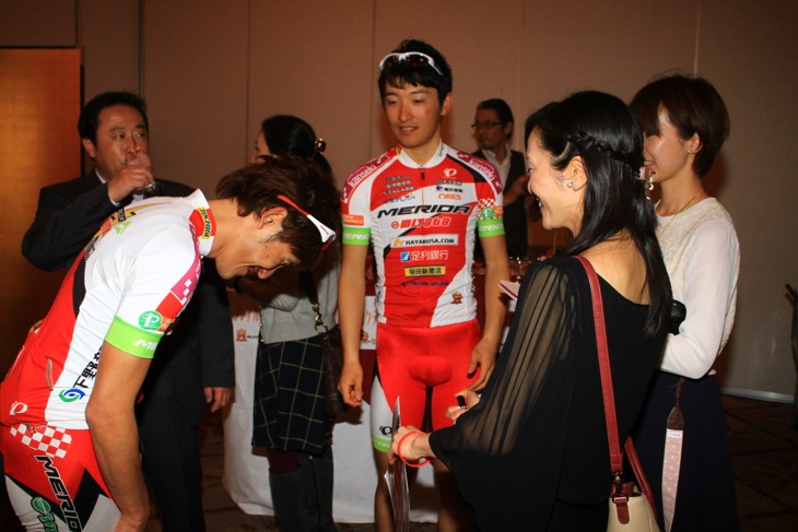 2014年チームプレゼンテーション後のパーティーで、ファンと談笑する増田成幸と鈴木真理