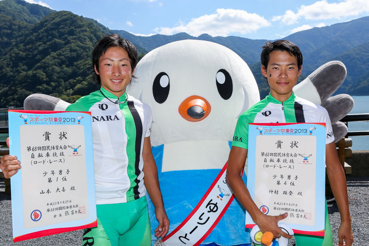 2013年東京国体で活躍した奈良県の高校生たち。山本大喜（左）はポイントレースとロードレースで優勝、仲村顕登（右）はロードレース4位
