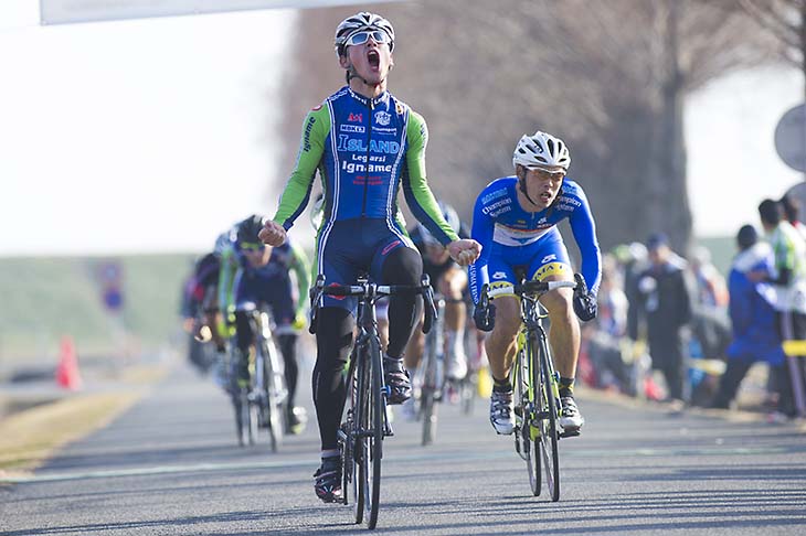 一般男子 ゴールと同時に勝利の雄叫びを上げる中村龍太郎(イナーメ信濃山形)