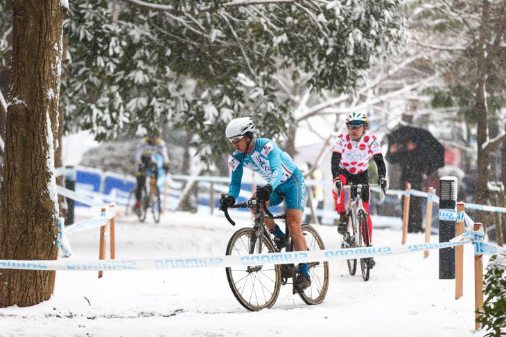 Category Master 2番手を走る大河内二郎(シルクロード)と藤井修(きゅうべえsports)
