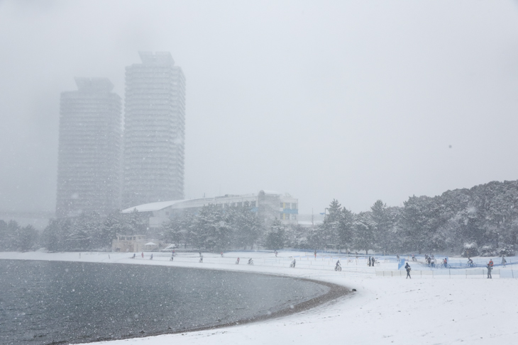 レースの進行とともに雪の勢いが増す