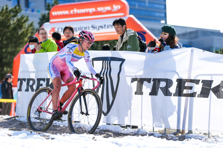 エリート女子 砂浜セクションを駆ける坂口聖香(日本、パナソニックレディース)