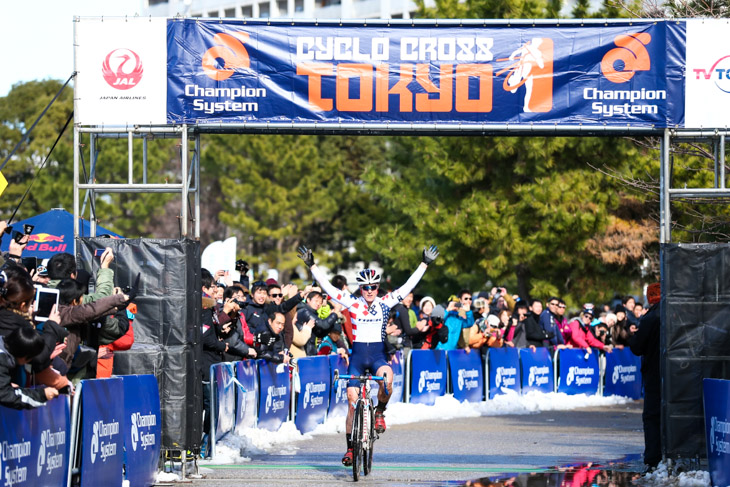 エリート女子　独走のまま勝利したケイティ・コンプトン（アメリカ、トレック・シクロクロスコレクティブ）