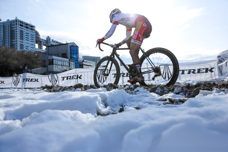 エリート男子 雪と砂のコースを走る竹之内悠(日本、ベランクラシック・ドルチーニ)