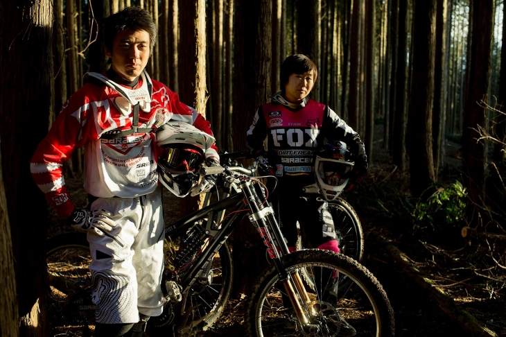安達靖選手(左)と末政実緒選手(右)がゲストライダーとして来場