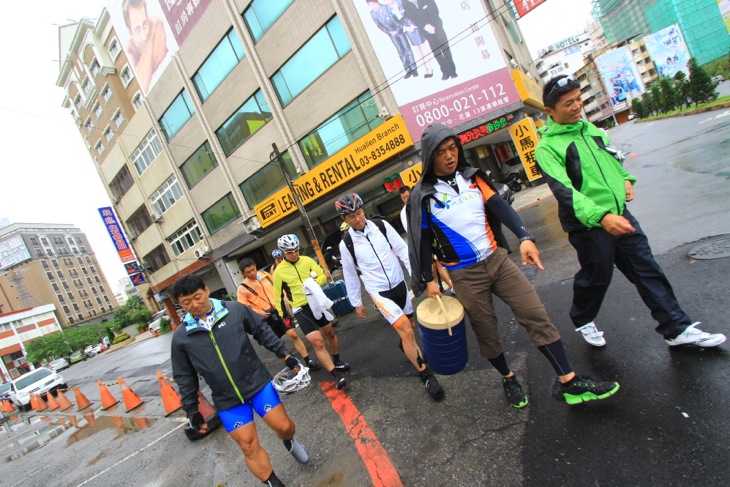 雨のなか、花蓮駅へと向かう一行。バイクはトラックで運んでもらうため手ぶらだ