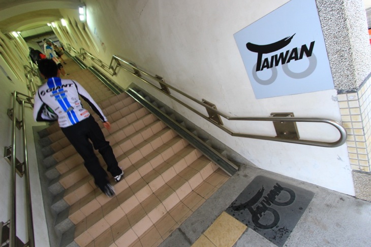 花蓮駅のホームの階段にはバイク昇降用のスロープが取り付けられる