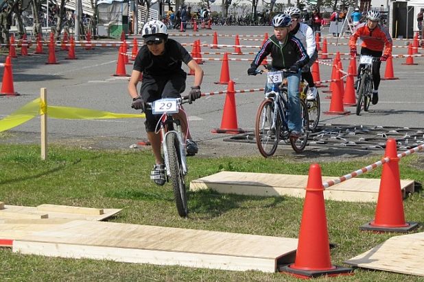 コース場には「なみなみ板」「ゴム地雷原」と名付けられたユニークな障害物は設けられる