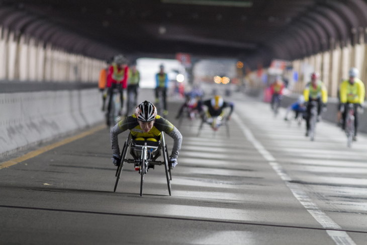 車いすマラソンのトップ選手の平均時速は30km/h超、下りでは50km/hを超えることもある。脚ではなく、腕を使ってこの速度を出すのは並大抵のことではない