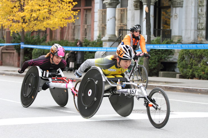 ニューヨークシティマラソン2013を走る土田。3輪仕様の競技用車いすは、コーナーなどで重心が不安定になる場面もあり、車体コントロールにも熟練した技術が必要とされる